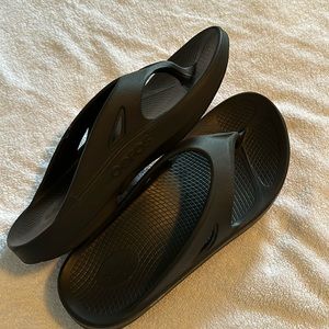Men’s Black Oofos slippers sz 13/eu 46